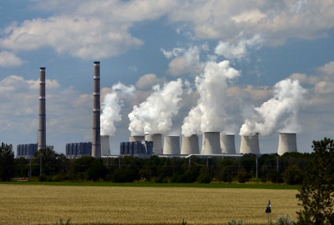 Fossile (weil ausgegraben) Uran- und Kohle-Kraftwerke gehören bald der Vergangenheit an: Das Grundlast-Braunkohlekraftwerk im brandenburgischen Jänschwalde  verursacht alleine knapp 3 % der deutschen Kohlendioxidemissionen